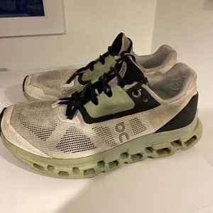 On Cloudstratus Running Sneakers Size 6.5W